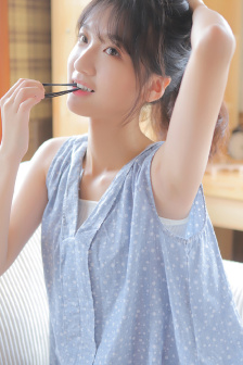 阳光中的裸女